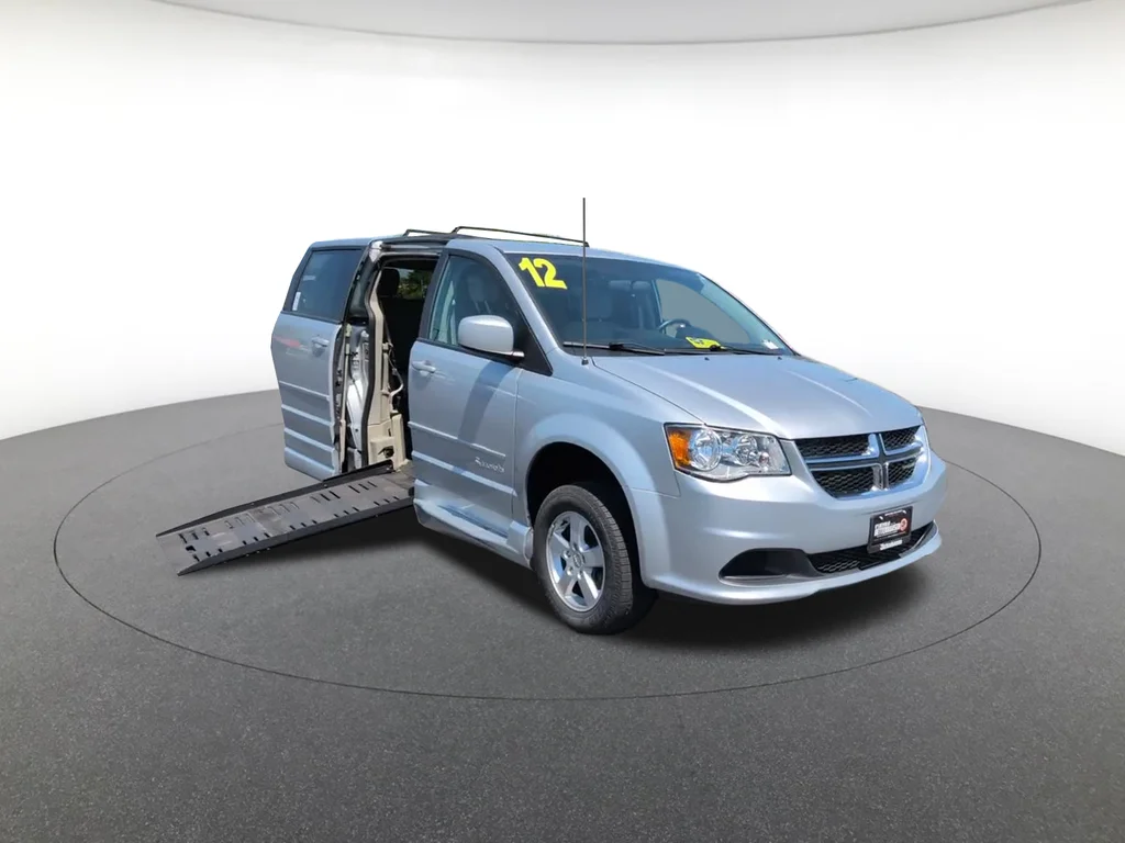 Used 2012 Silver Dodge SXT image 4