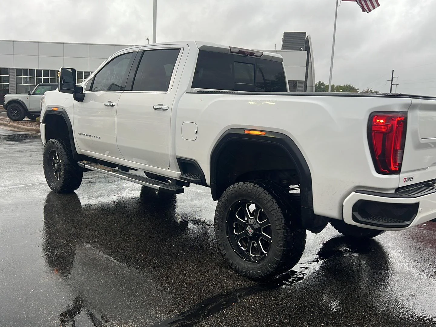 Used 2021 White Frost Tricoat GMC Denali image 11