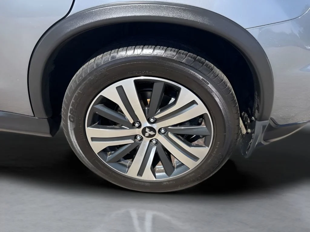 Used 2022  Mitsubishi SE image 29