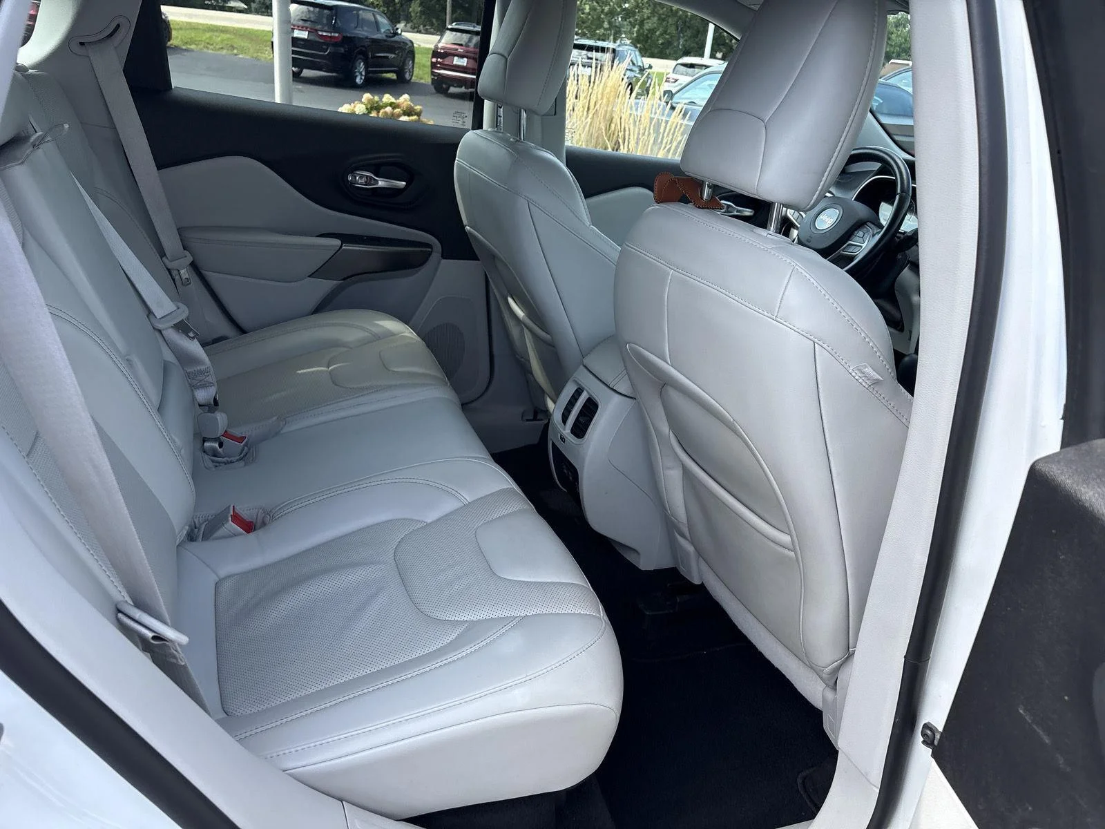 Used 2021 Bright White Clearcoat Jeep Latitude Lux image 13