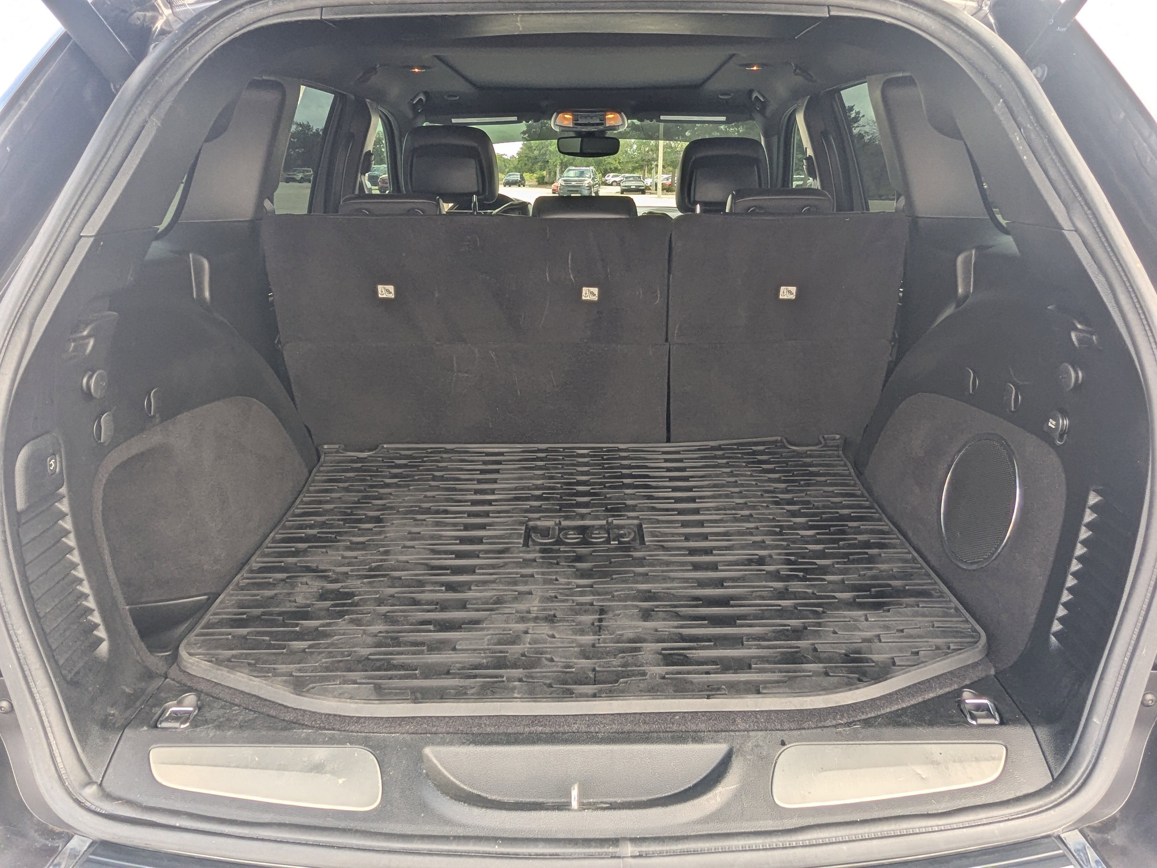Used 2019 Granite Crystal Metallic Clearcoat Jeep Overland image 14