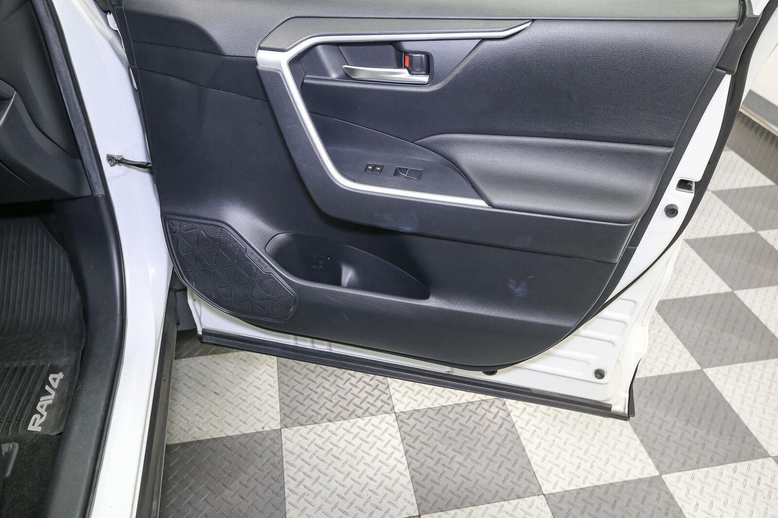Used 2019 Super White Toyota XLE Premium image 22