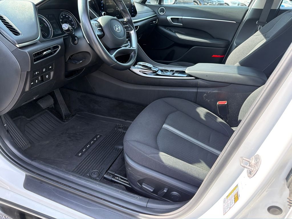 Used 2023 White Hyundai SEL image 9