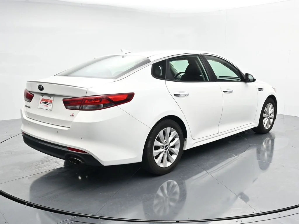 Used 2018 White Kia S image 6