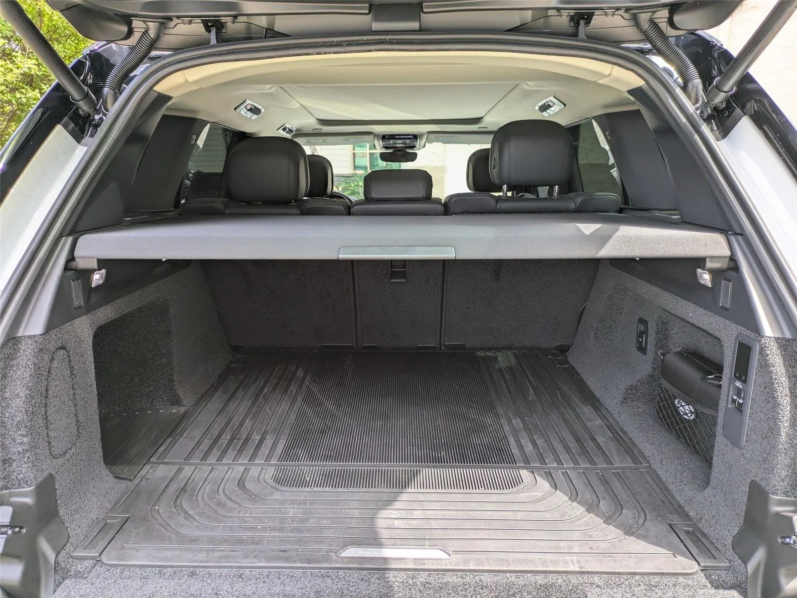 Used 2025  Land Rover SE image 28