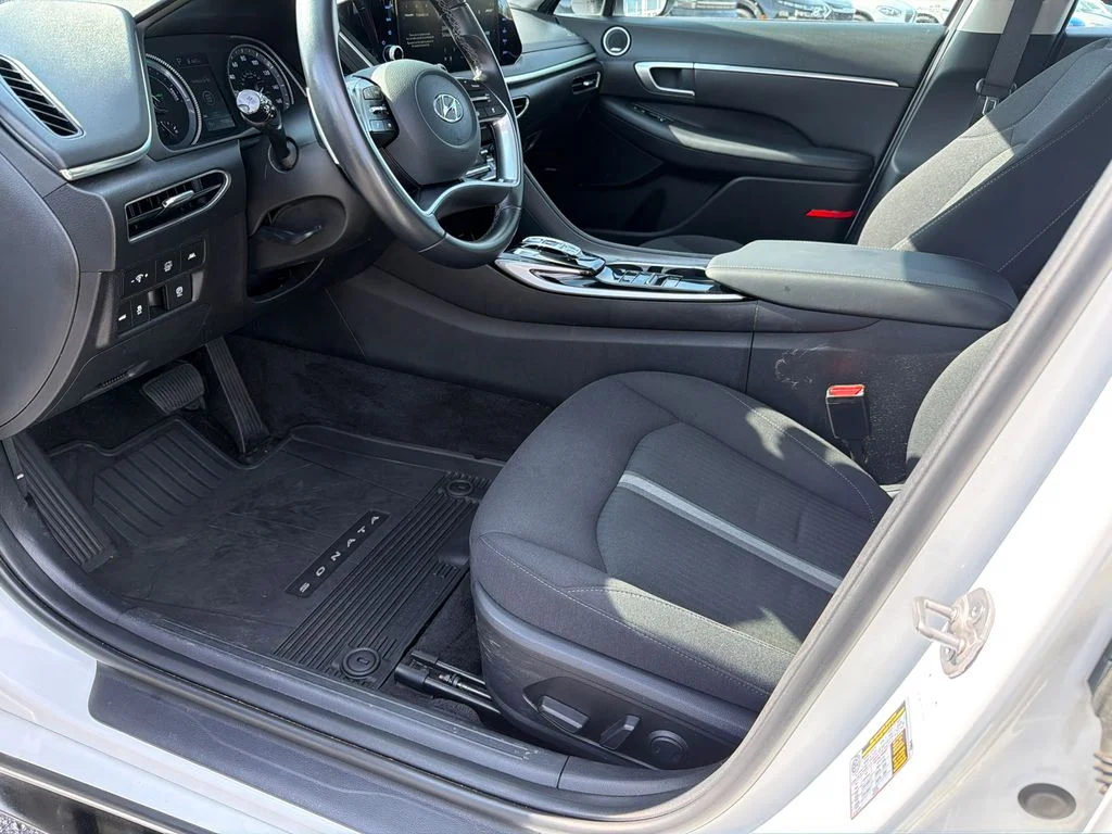 Used 2023 White Hyundai SEL image 9