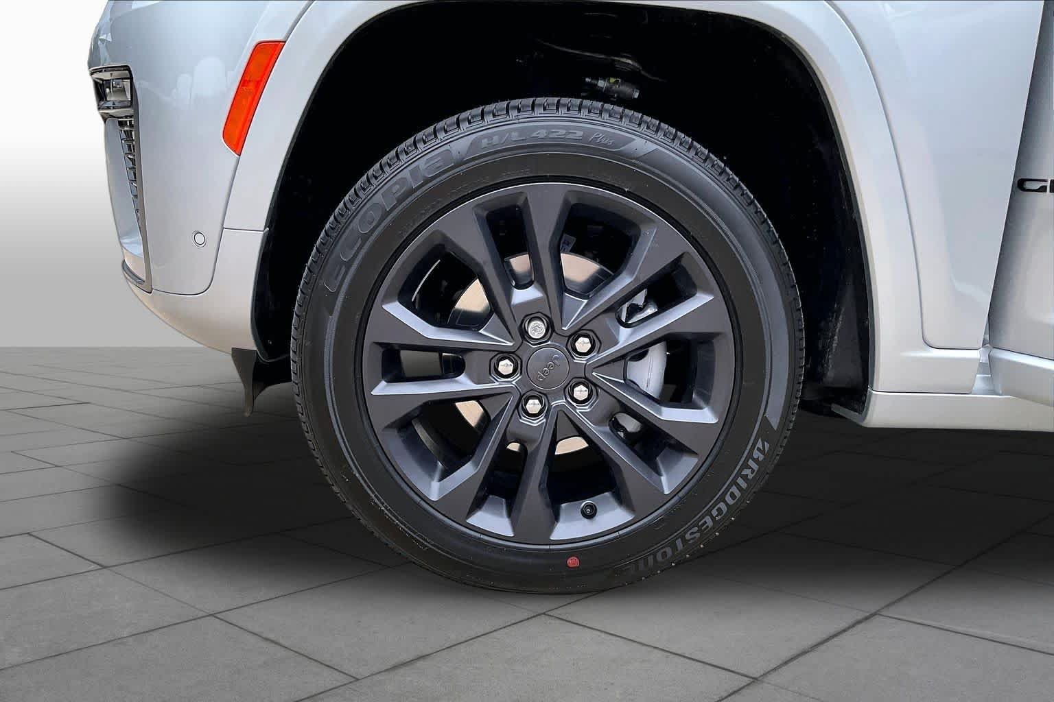 New 2026 Silver Zynith Exterior Paint Jeep Limited Reserve image 11