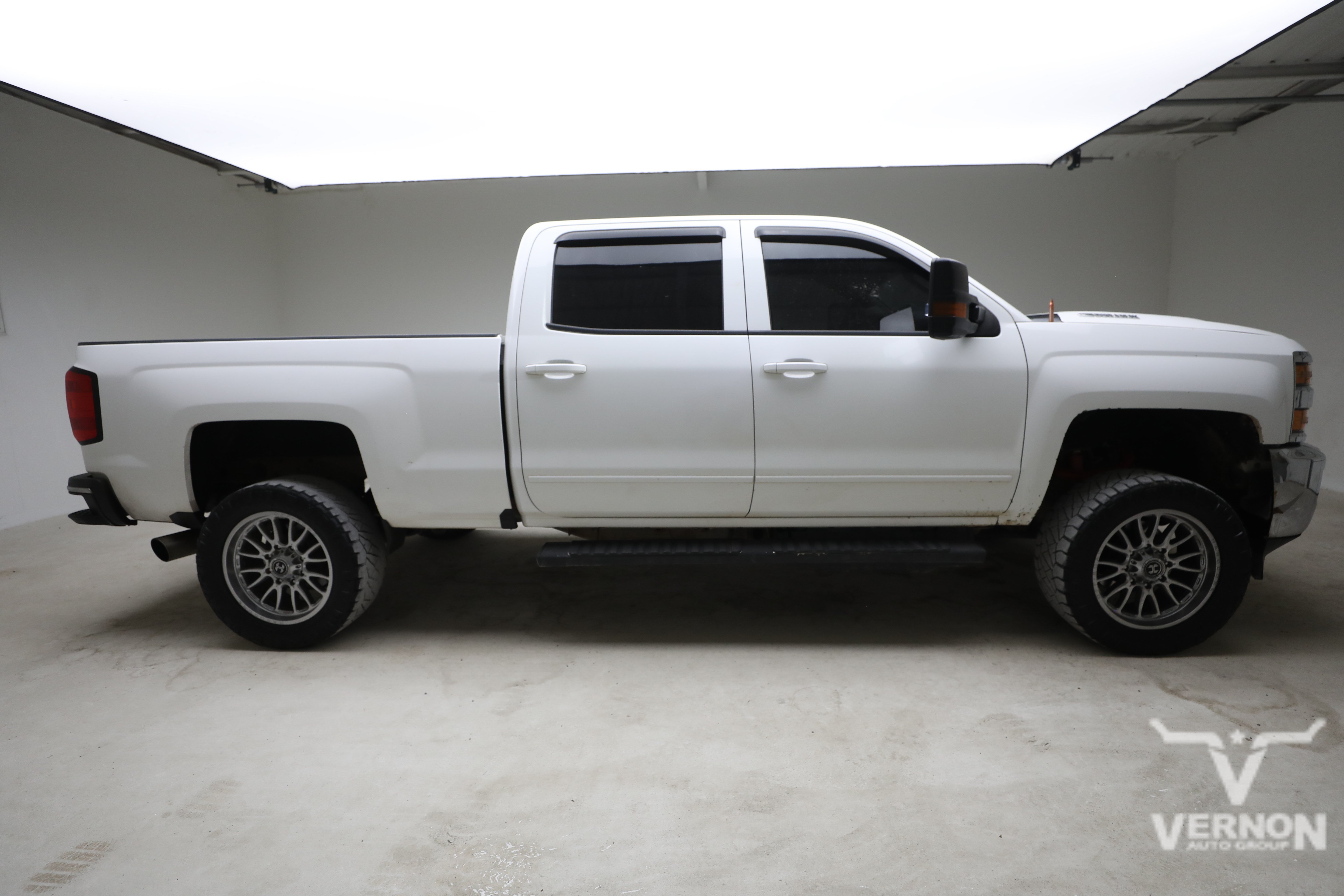 Used 2018 Summit White Chevrolet Y image 5