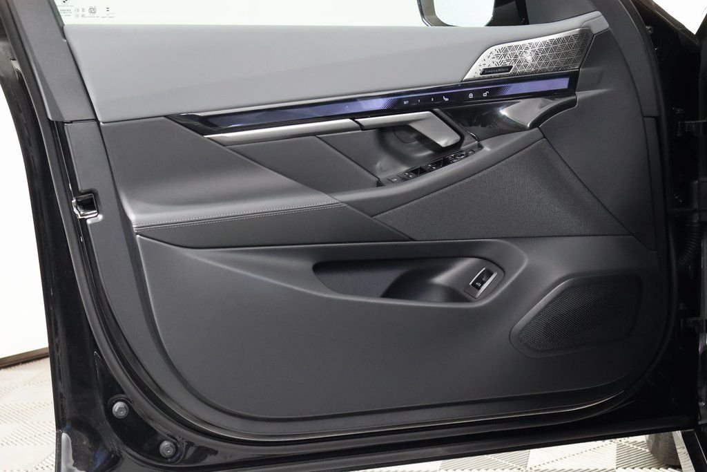 2027 BMW 5 Series 550e - Photo 7