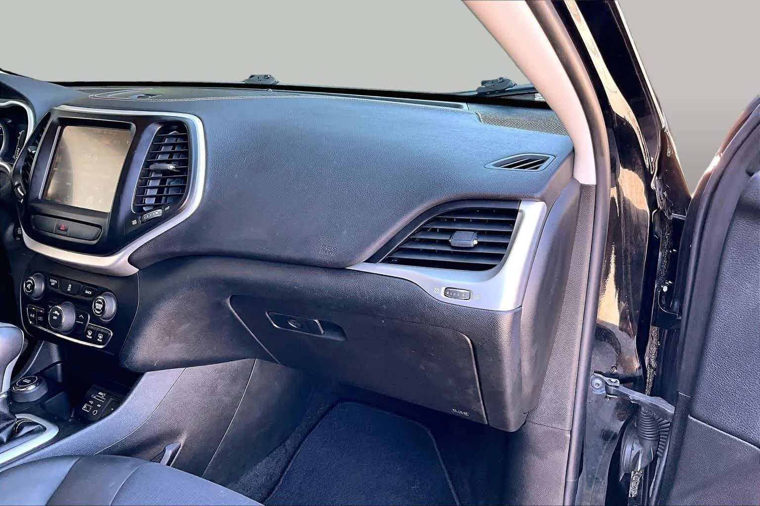 Used 2018 Diamond Black Crystal Pearlcoat Jeep Latitude Plus image 19