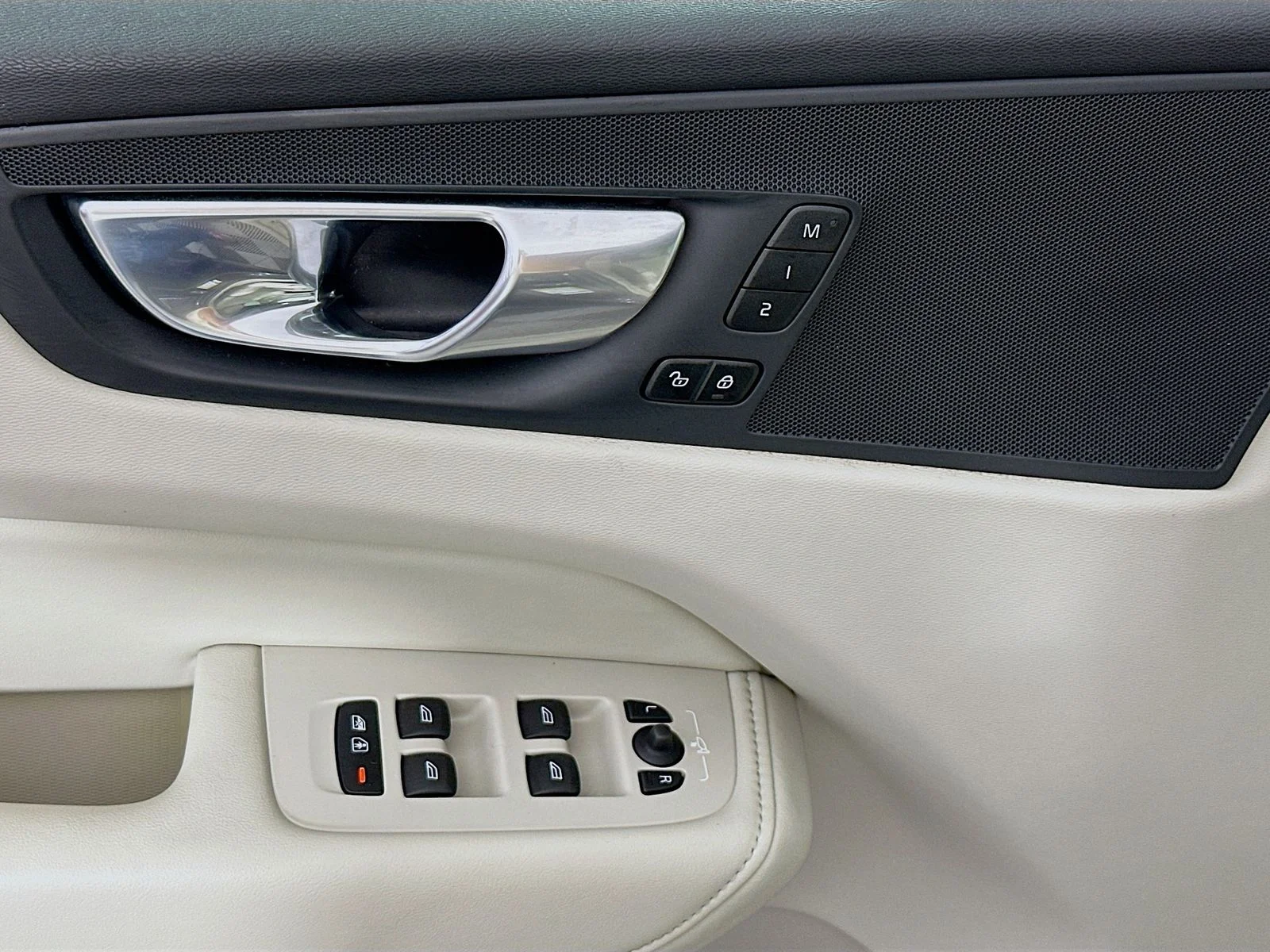 Used 2023 Gray Volvo T8 Plus Dark Theme image 18