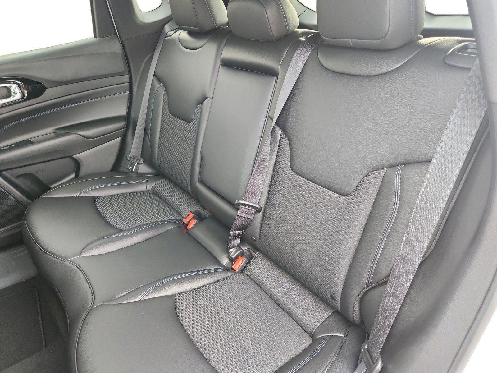 New 2026 Bright White Clear-Coat Exterior Paint Jeep Latitude Altitude image 13