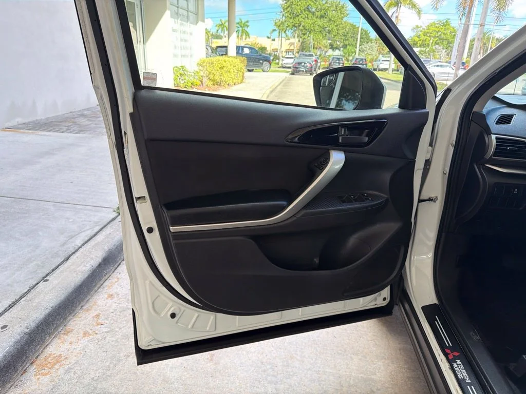 Used 2020 White Mitsubishi ES image 28