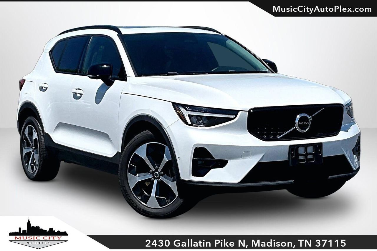 2023 Volvo XC40 B4 Ultimate Dark's photo
