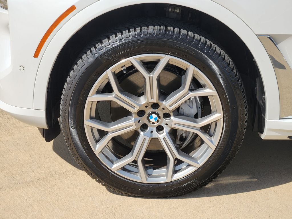 Used 2023 White Metallic BMW xDrive40i image 10
