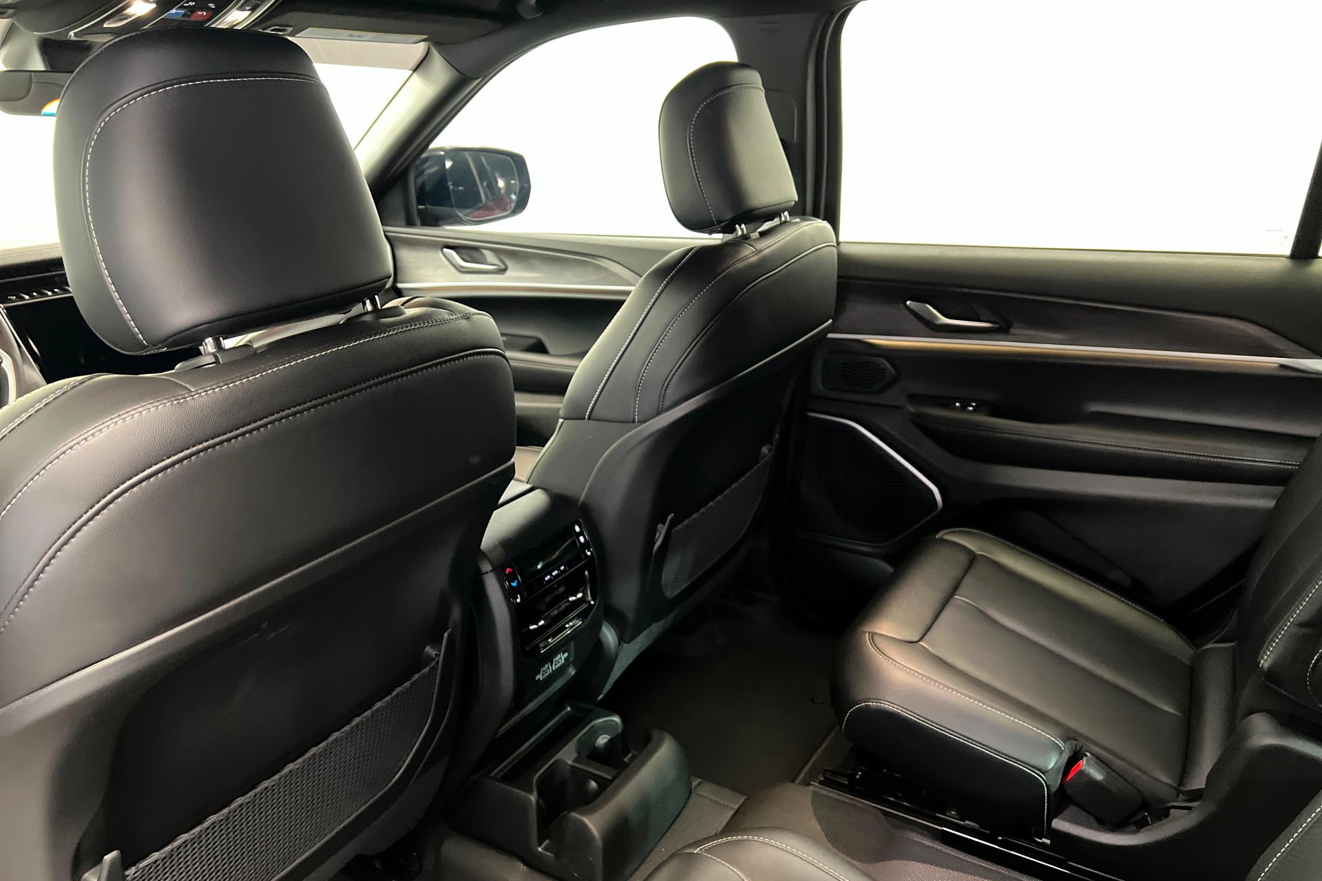 Used 2025 Velvet Red Pearlcoat Jeep Limited image 20