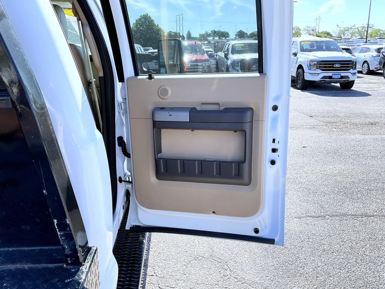 Used 2015 White Ford Lariat image 17