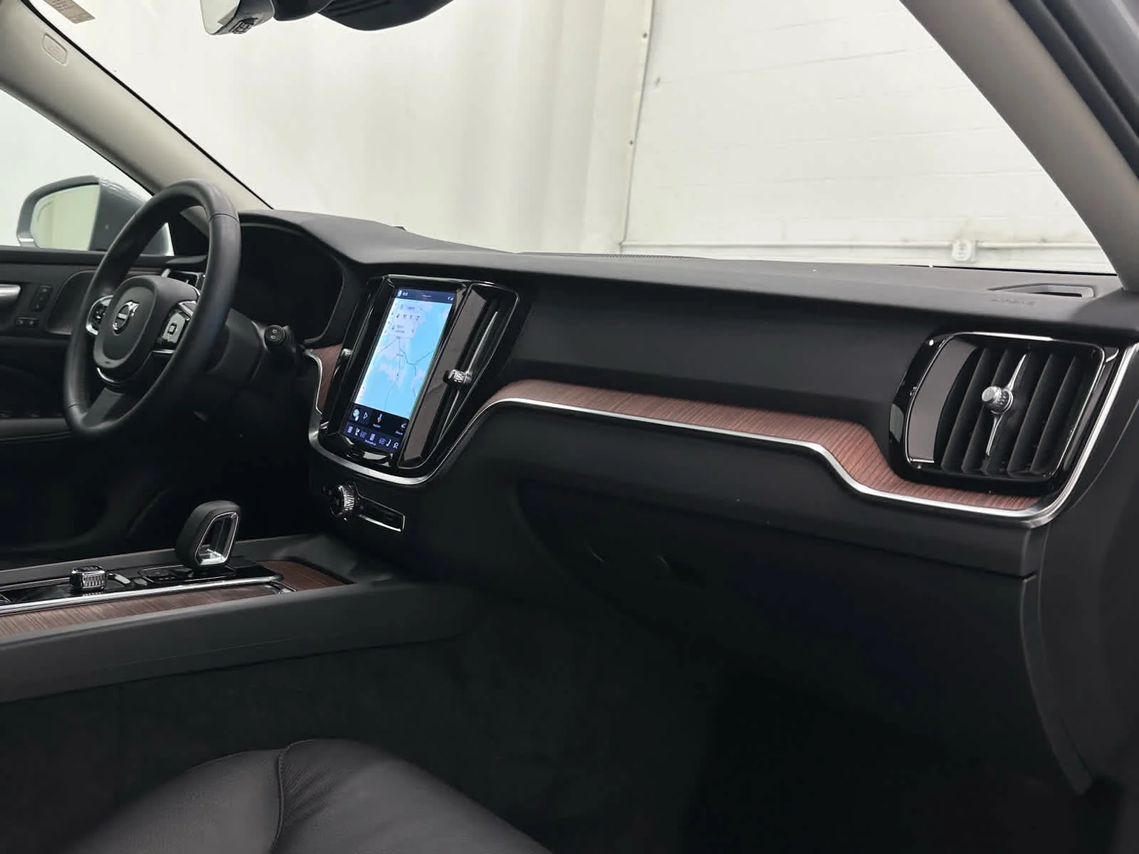 Used 2024 Vapour Grey Metallic Volvo Plus image 17