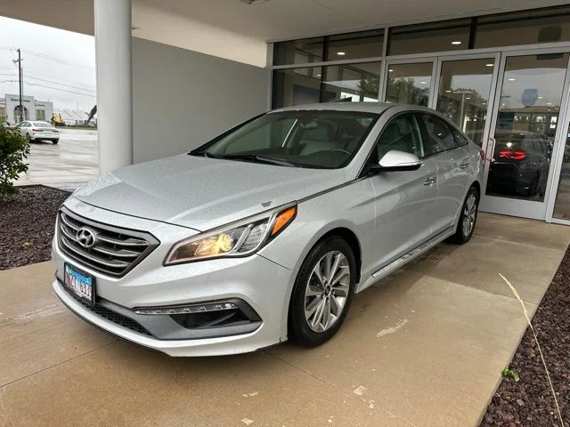 Used 2015 Silver Hyundai Sport image 2