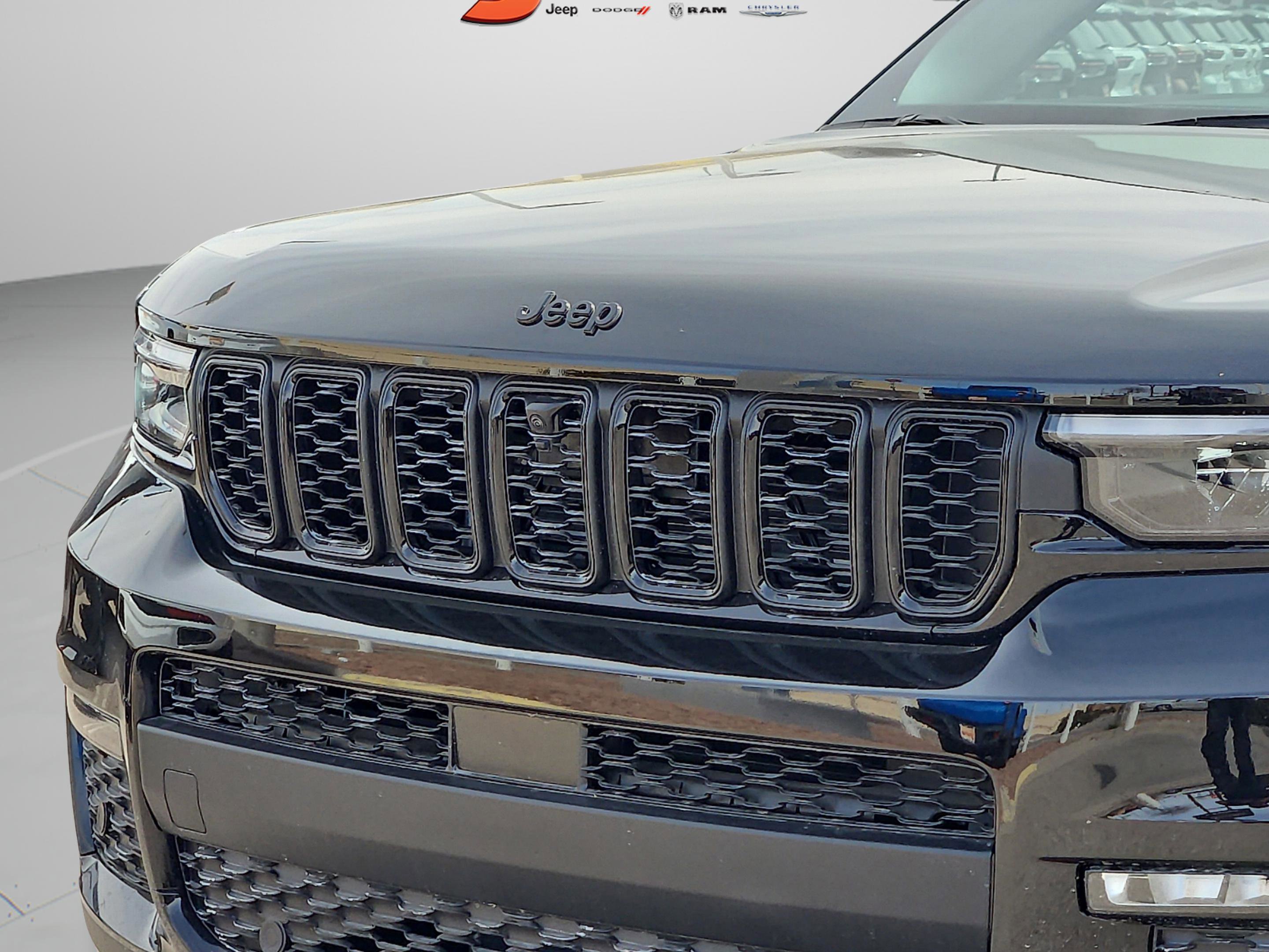 New 2025 Diamond Black Crystal Pearl-Coat Exterior Paint Jeep Limited image 7