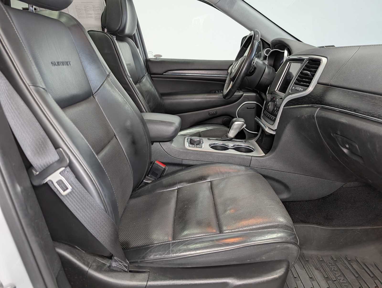 Used 2018 Ivory Tri-Coat Pearl Jeep Summit image 42