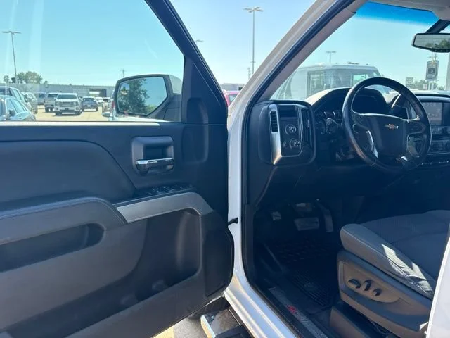 Used 2018 SUMMIT WHITE Chevrolet LT image 9
