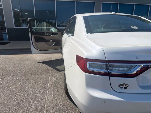 Used 2017 White Lincoln Premiere image 6