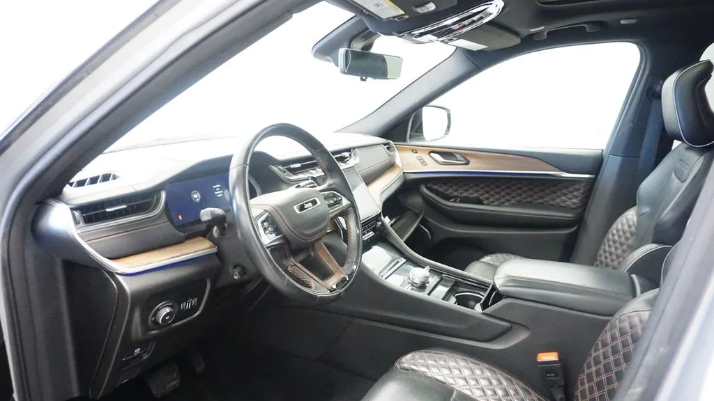 Used 2022 Silver Jeep Summit image 22