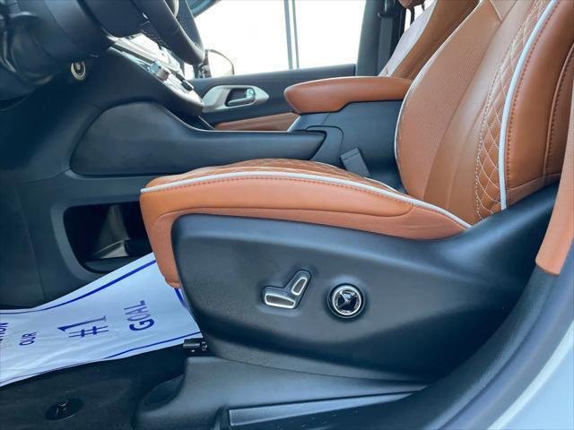 New 2026 Bright White Clear-Coat Exterior Paint Chrysler Pinnacle image 23