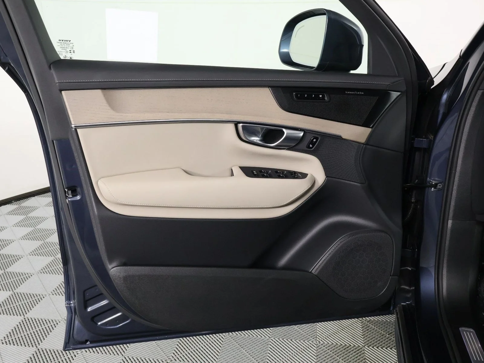 2026 Volvo XC90 Plus - Photo 17