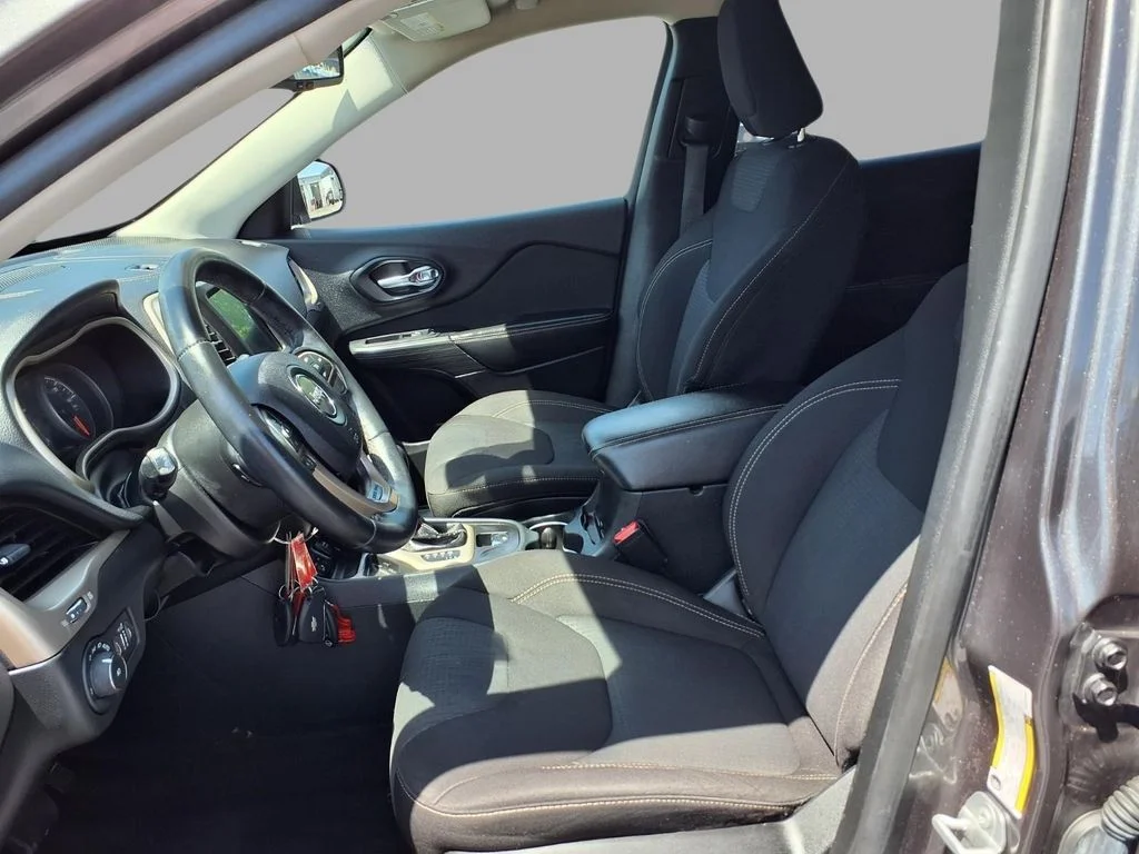 Used 2016 Gray Jeep Latitude image 20