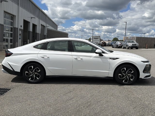 Used 2025 White Hyundai SEL image 14