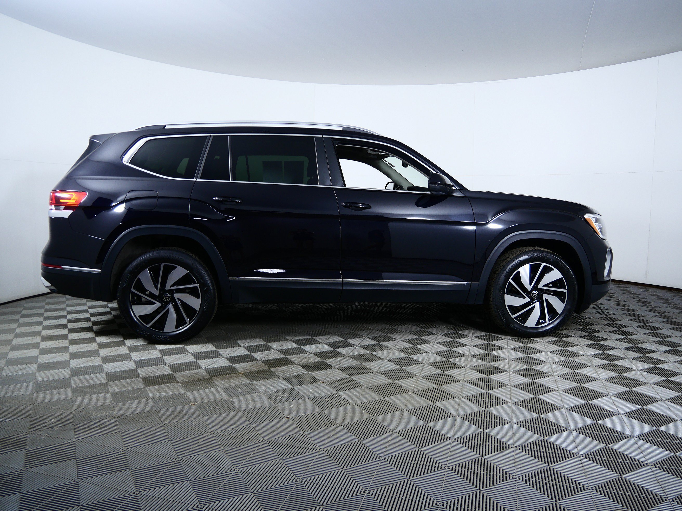 Used 2024 Black Volkswagen 2.0T SEL image 19