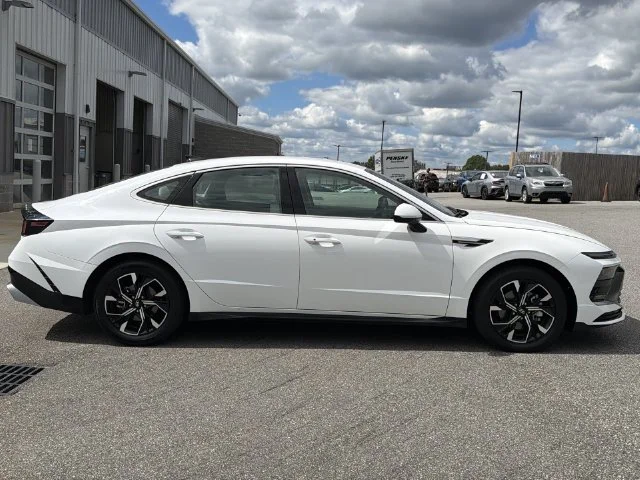 Used 2025 White Hyundai SEL image 14
