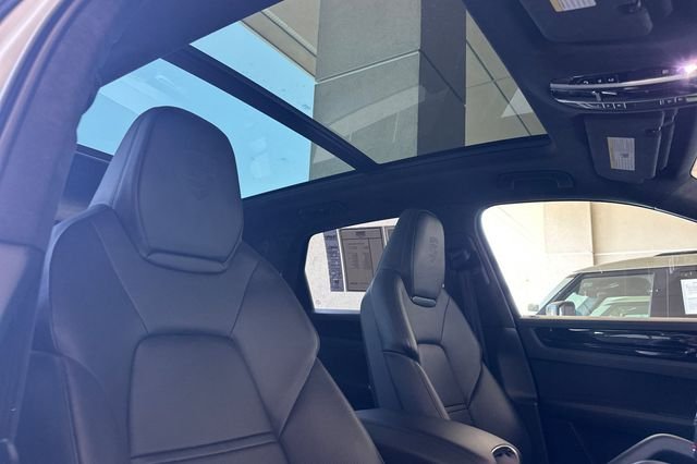 Used 2022  Porsche Turbo image 15