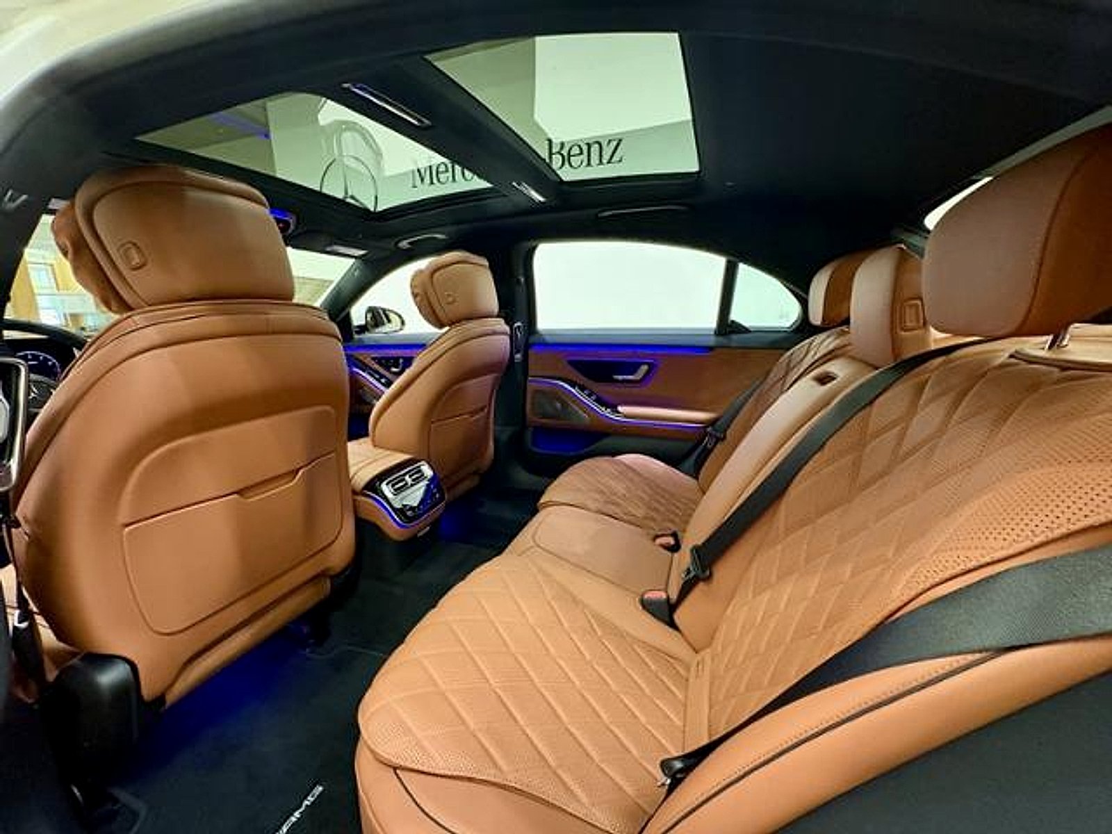 New 2026 MANUFAKTUR Moonlight White Metallic Mercedes-Benz 4MATIC® image 22