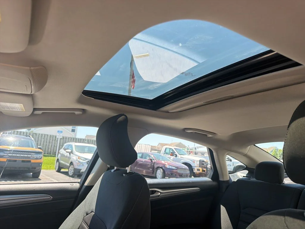 Used 2019 Gray Ford SE image 25