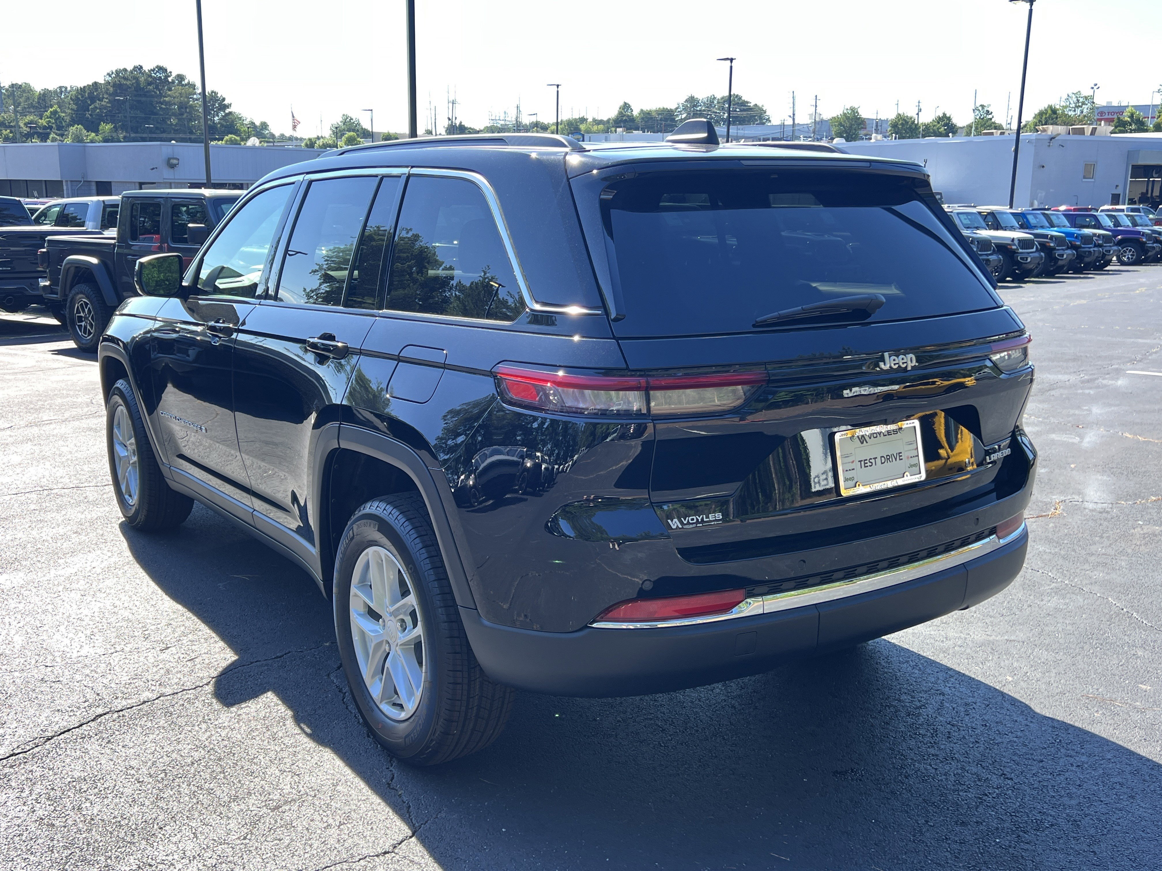 New 2026 Diamond Black Crystal Pearlcoat Jeep Laredo X image 6