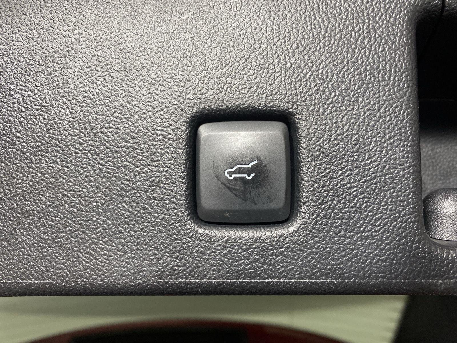 Used 2022 Rapid Red Metallic Tinted Clearcoat Ford SE image 27