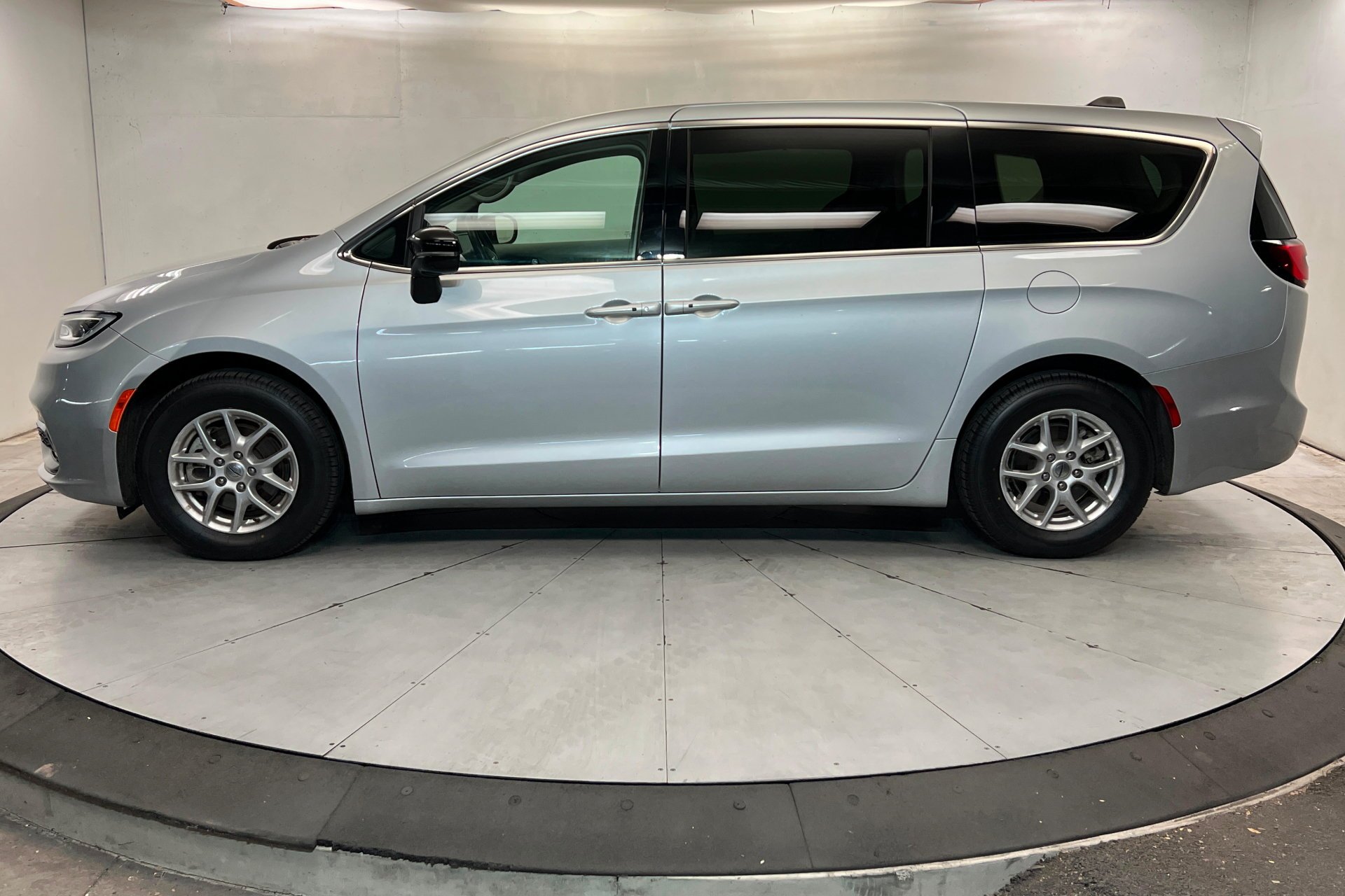 2024 Chrysler Pacifica Touring L - Photo 2
