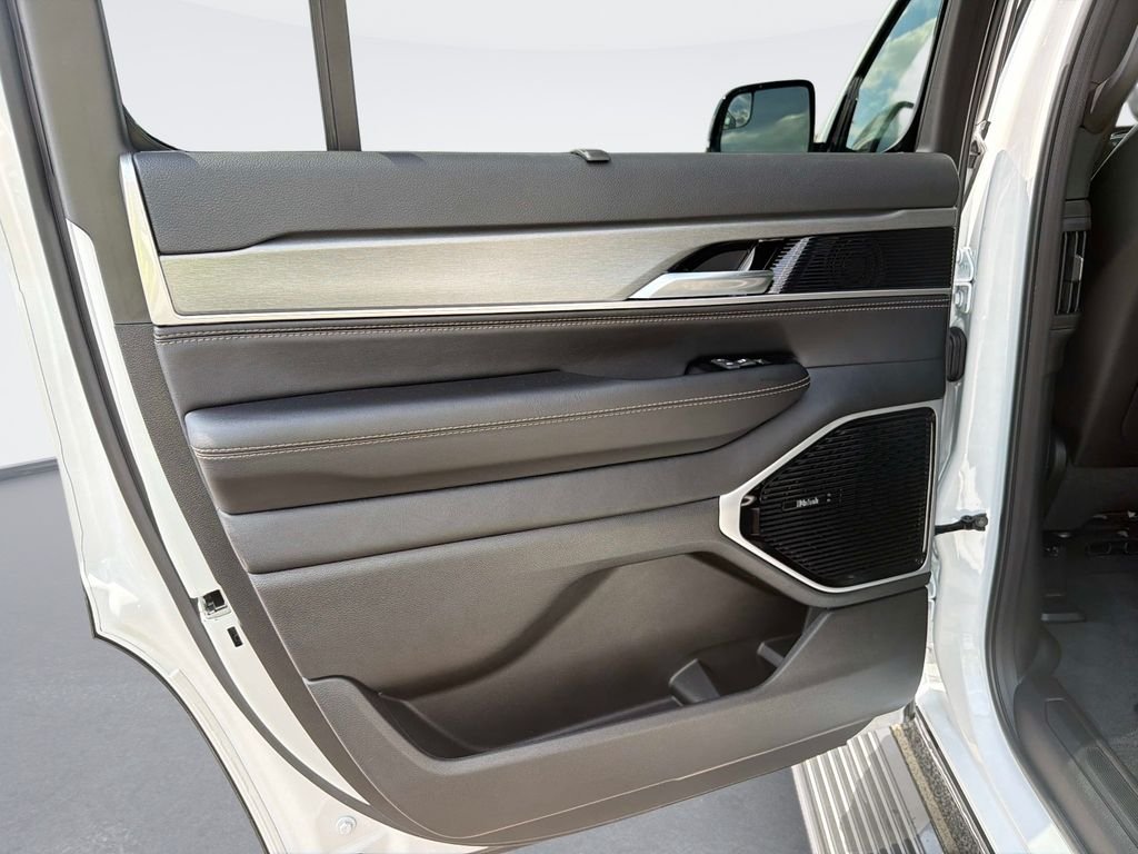 New 2026 Bright White Clear-Coat Exterior Paint Jeep Limited image 11
