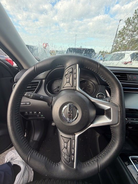 Used 2020 Green Nissan SV image 2