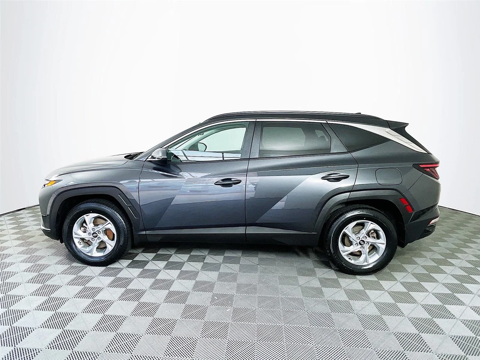 Used 2023 Portofino Gray Hyundai SEL image 4