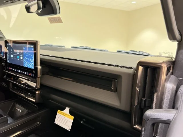 Used 2025 White GMC 2X image 27