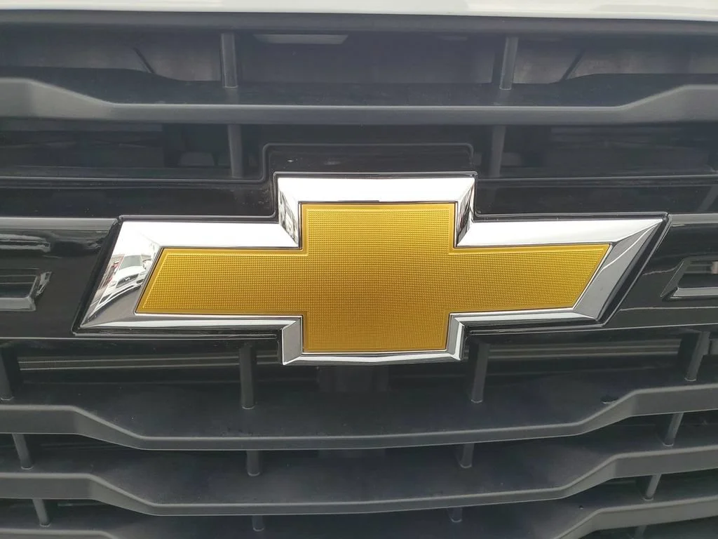 New 2026 Summit White Chevrolet WT image 25