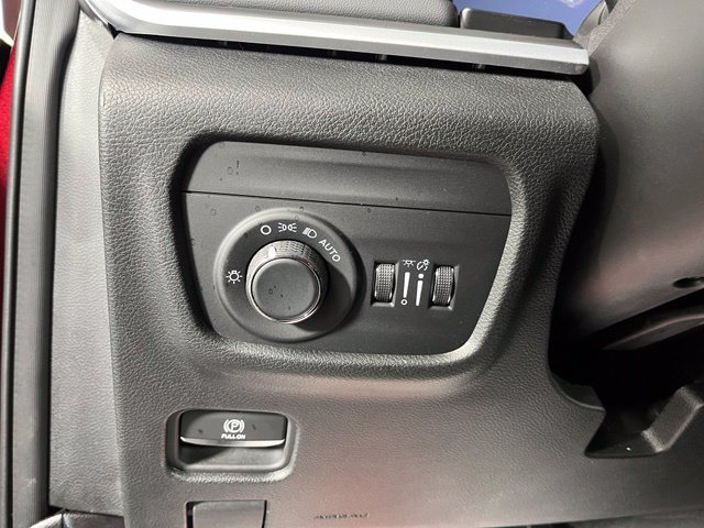 Used 2025 Red Jeep Altitude image 18