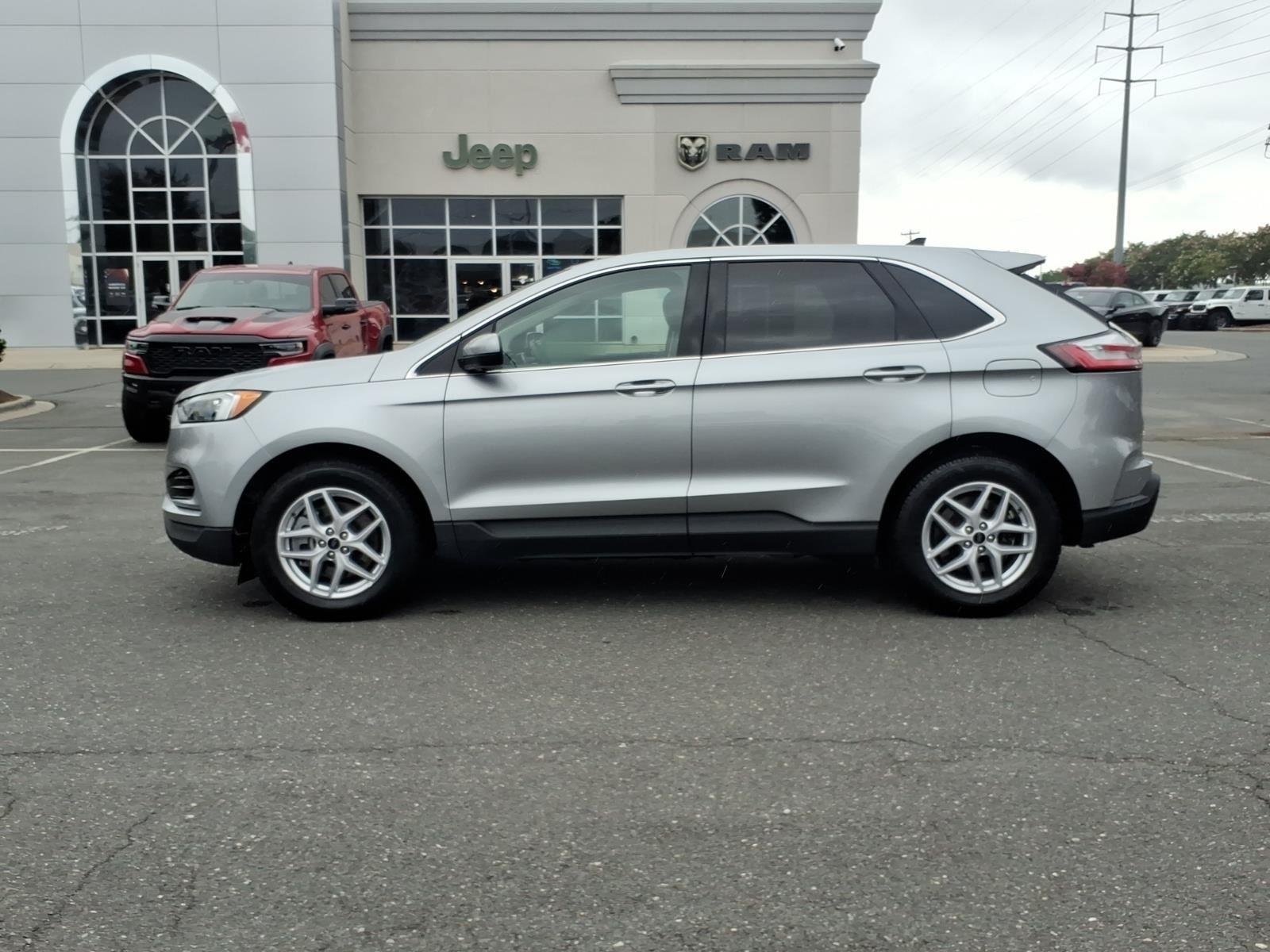 Used 2024  Ford SEL image 3