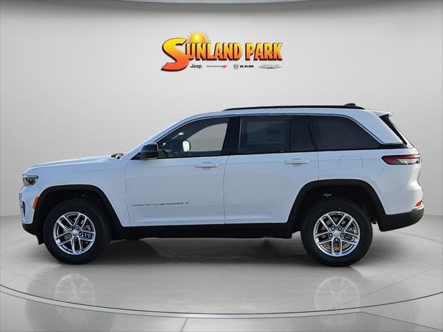 New 2025 Bright White Clear-Coat Exterior Paint Jeep Laredo X image 3