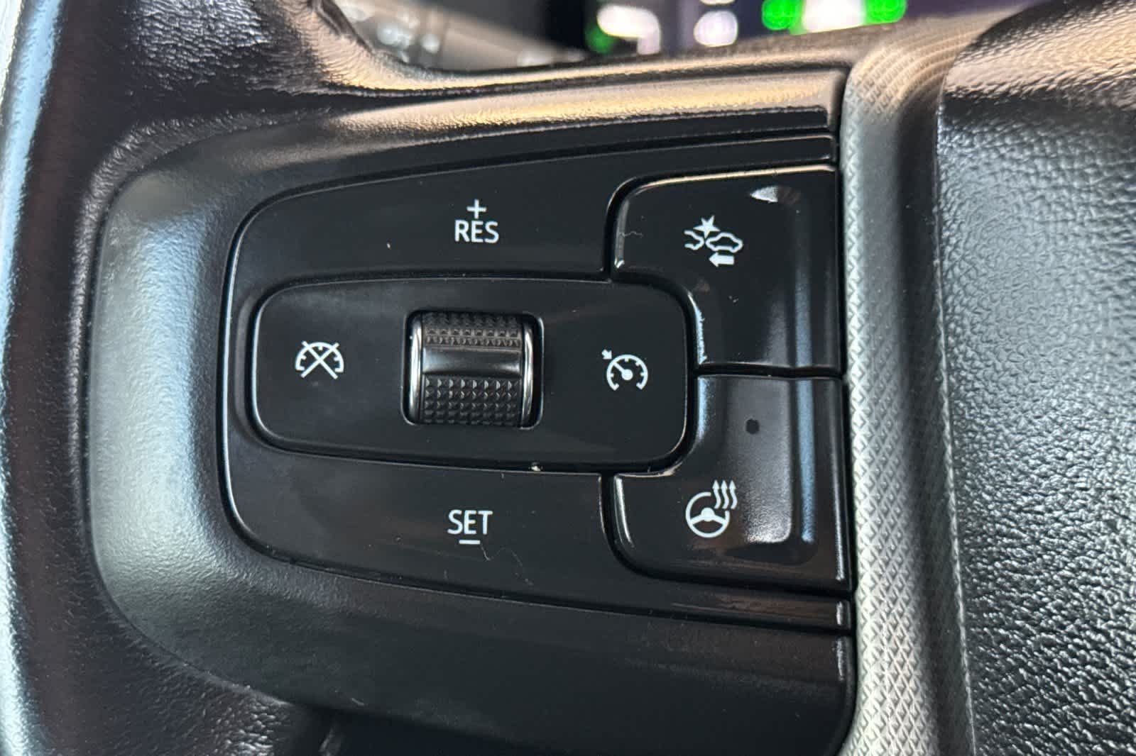 Used 2022 White Frost Tricoat GMC Denali image 29