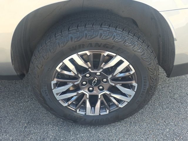 Used 2025 Gray Chevrolet Z71 image 12